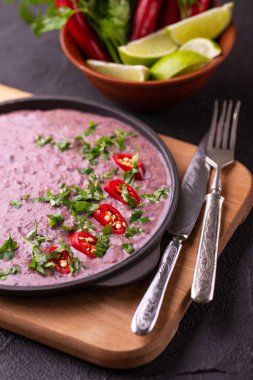 Geleneksel ev yapımı Meksikalı kırmızı fasulye püresi çorba, limon, maydanoz ve kırmızı biber biber. Sıcak ve baharatlı vejetaryen yemek.