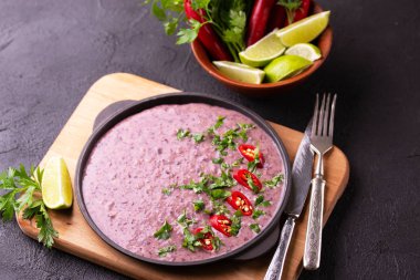 Geleneksel ev yapımı Meksikalı kırmızı fasulye püresi çorba, limon, maydanoz ve kırmızı biber biber. Sıcak ve baharatlı vejetaryen yemek.