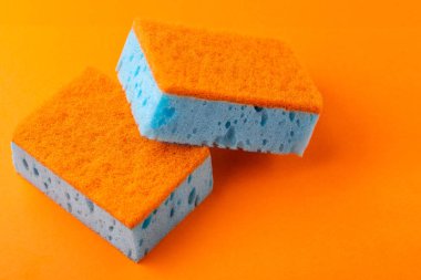 Bulaşık süngerleri. Mutfak ekipmanları. Turuncu arka plan. Stüdyo