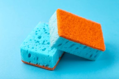 Bulaşık süngerleri. Mutfak ekipmanları. Mavi arka plan. Stüdyo