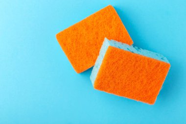 Bulaşık süngerleri. Mutfak ekipmanları. Mavi arka plan. Stüdyo