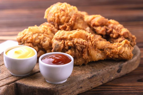 Patas Pollo Fritas Crujientes Picantes Con Salsas Concepto Comida Rápida — Foto de Stock