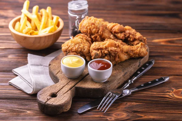 Frittierte Knusprige Und Würzige Hühnerkeulen Und Pommes Kartoffeln Mit Soßen — Stockfoto