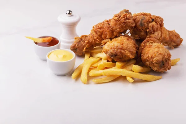 Frittierte Knusprige Und Würzige Hühnerkeulen Und Pommes Kartoffeln Mit Soßen — Stockfoto