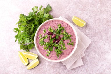 Geleneksel ev yapımı Meksikalı kırmızı fasulye püresi çorba, limon, maydanoz ve kırmızı biber biber. Sıcak ve baharatlı vejetaryen yemek.