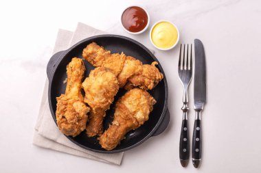 Soslar kızarmış gevrek ve baharatlı tavuk budu. Hızlı ve abur cubur kavramı. Üstten görünüm, boşaltmak