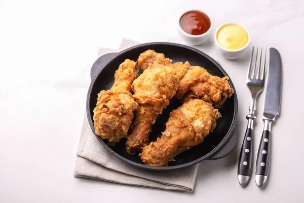 Fried Crispy Spicy Chicken Legs Sauces Fast Junk Food Concept — Stock Photo, Image