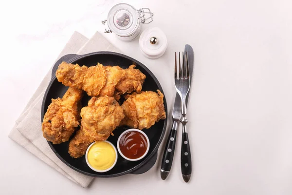 Patas Pollo Fritas Crujientes Picantes Con Salsas Concepto Comida Rápida —  Fotos de Stock