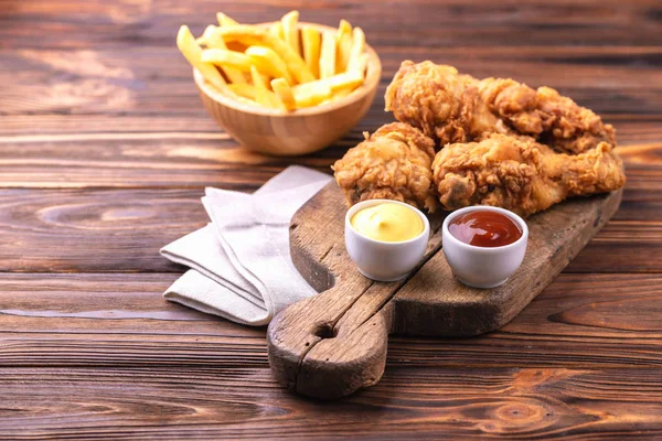 Frittierte Knusprige Und Würzige Hühnerkeulen Und Pommes Kartoffeln Mit Soßen — Stockfoto