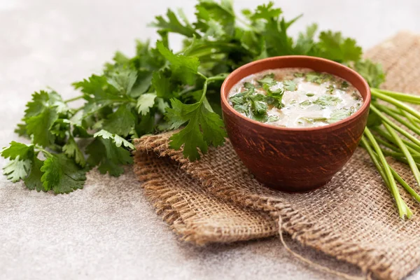 Aziatische Zoetzure Saus Klei Kom Met Koriander Jute Servet Achtergrond — Stockfoto