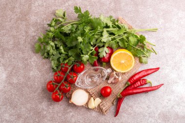 Geleneksel Meksika kırmızı baharatlı sos salsa için Indredients 