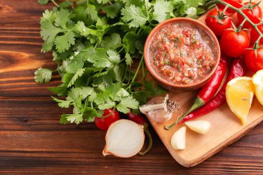 Geleneksel Meksika kırmızı baharatlı sos salsa malzemelerle