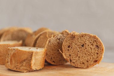 Ahşap kesme tahtası üzerinde taze dilimlenmiş çavdar baget