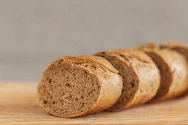 Ahşap kesme tahtası üzerinde taze dilimlenmiş çavdar baget