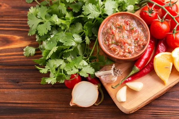 Традиційний мексиканський червоний гострий соус сальса з інгредієнтами — стокове фото