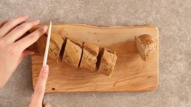 Taze dilimlenmiş çavdar baget ahşap kesme tahtası üzerinde. Yatay görünüm. Boşaltmak