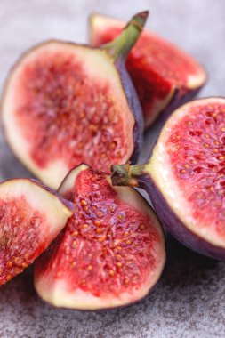 İncir gri kayrak arka plan üzerine dilimlenmiş. Yatay görünüm. Yakın çekim