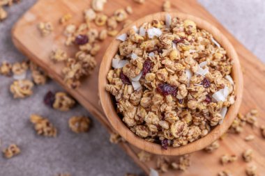 Ev yapımı granola ile fındık ve kuru üzüm gri kayrak zemin üzerine kase. Üstten görünüm. Kopya alanı