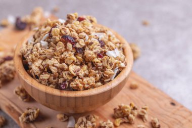 Ev yapımı granola ile fındık ve kuru üzüm gri kayrak zemin üzerine kase. Üstten görünüm. Kopya alanı