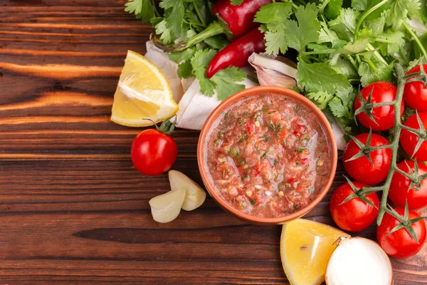 Hagyományos Mexikói Piros Fűszeres Mártással Salsa Alapanyagokból Rusztikus Háttér Felülnézet — Stock Fotó