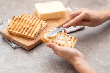 El Gri kayrak arka plan günü kahvaltıda tost butters. Yatay görünüm