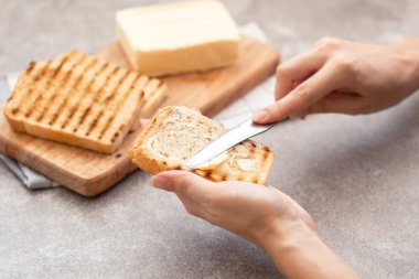 El Gri kayrak arka plan günü kahvaltıda tost butters. Yatay görünüm