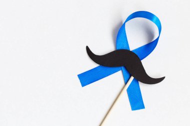 Mavi şerit simgesi olan bıyık desen. Movember kavramı. Prostat kanseri ve erkekler sağlık bilincinin.