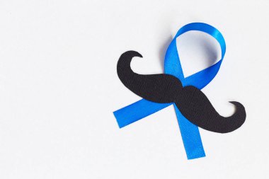 Mavi şerit simgesi olan bıyık desen. Movember kavramı. Prostat kanseri ve erkekler sağlık bilincinin.