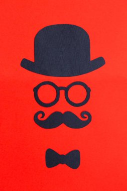 Erkek siluet bıyıkları, gözlük ve şapka modelleri kırmızı arka plan ile. Movember kavramı. Prostat kanseri ve erkekler sağlık bilinci. Komik parti yüzler. Kopya alanı