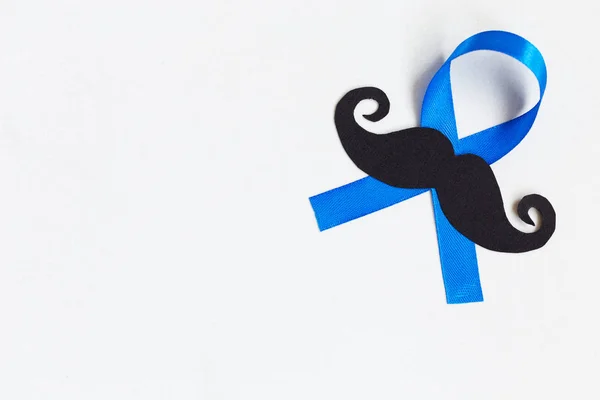 Mavi şerit simgesi olan bıyık desen. Movember kavramı. Prostat kanseri ve erkekler sağlık bilincinin.