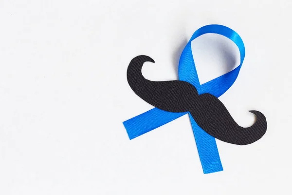 Mavi şerit simgesi olan bıyık desen. Movember kavramı. Prostat kanseri ve erkekler sağlık bilincinin.