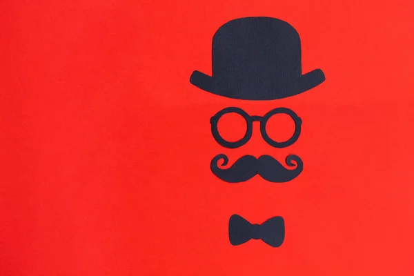 Silueta Masculina Con Bigote Gafas Patrones Sombrero Fondo Rojo Concepto — Foto de Stock