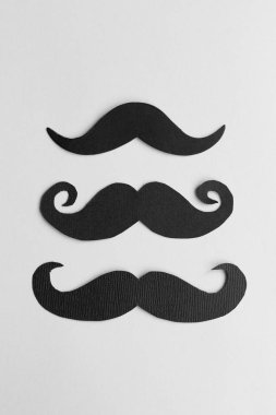 Bıyık desen sarı zemin üzerine. Kasım movember kavramı. Prostat kanseri ve erkekler sağlık bilincinin.