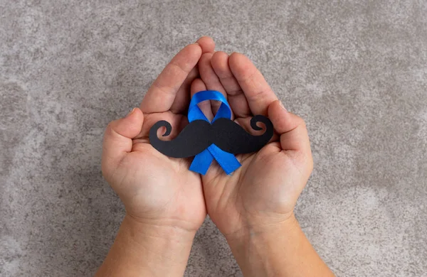 Padrão Bigode Com Símbolo Fita Azul Nas Mãos Criança Fundo — Fotografia de Stock