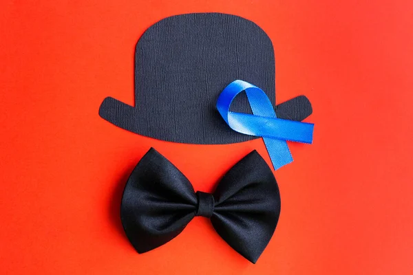Padrão Silhueta Masculina Com Símbolo Fita Azul Fundo Vermelho Conceito — Fotografia de Stock