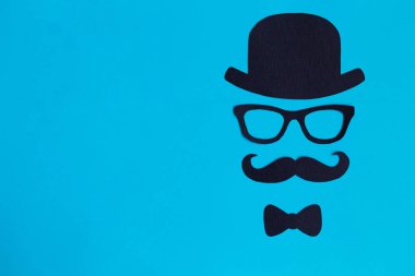 Erkek siluet bıyıkları, gözlük ve şapka modelleri üzerinde mavi arka plan ile. Kasım kavramı. Prostat kanseri ve erkekler sağlık bilinci. Komik parti yüzler. Kopya alanı