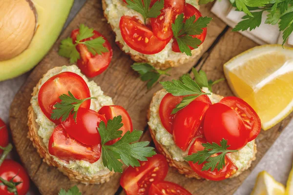 Bruschetta Con Tomates Cherry Picados Puré Aguacate Perejil Fresco Tabla — Foto de Stock