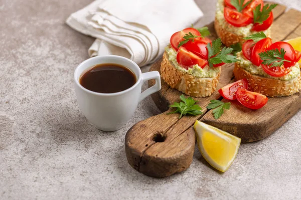 Bruschetta Met Gehakte Cherry Tomaten Puree Avocado Verse Peterselie Houten — Stockfoto