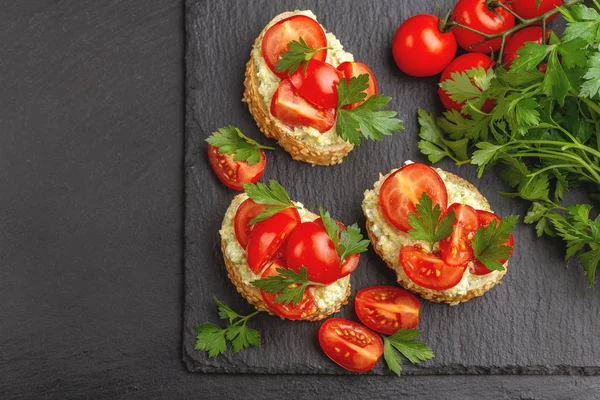 Bruschetta Con Tomates Cherry Picados Puré Aguacate Perejil Fresco Fondo — Foto de Stock