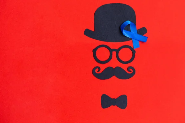 Silueta Masculina Con Bigote Gafas Patrones Sombrero Fondo Rojo Cáncer — Foto de Stock