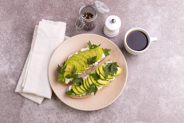 Avocado Toast Corn Brood Met Peterselie Roomkaas Met Kop Koffie — Stockfoto