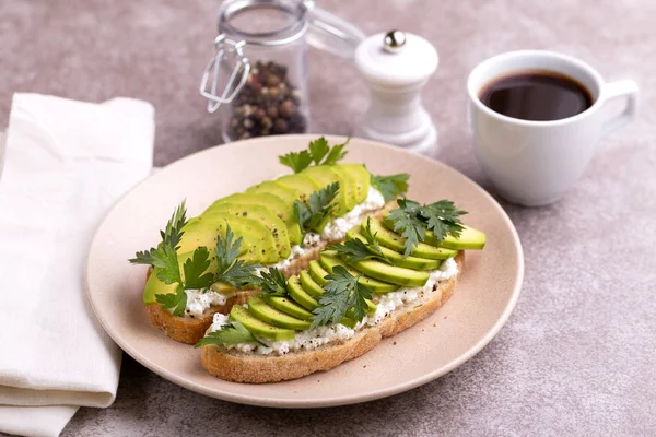 Avocado Toast Auf Maisbrot Mit Petersilie Frischkäse Mit Einer Tasse — Stockfoto