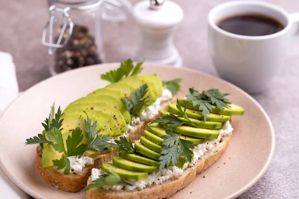 Avocado Toast Auf Maisbrot Mit Petersilie Frischkäse Mit Einer Tasse — Stockfoto