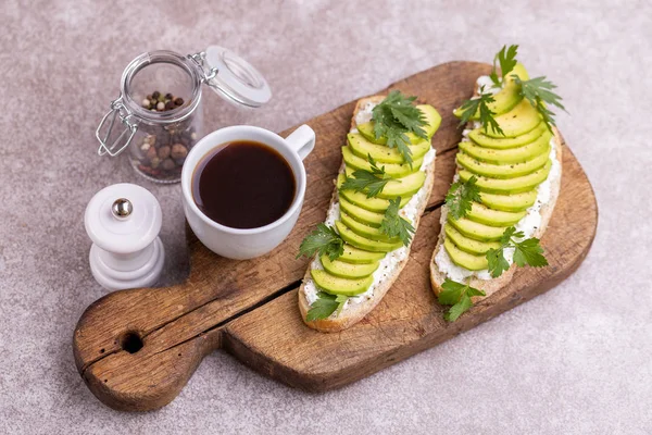 Avocado Toast Corn Bread Met Peterselie Roomkaas Met Zout Peper — Stockfoto