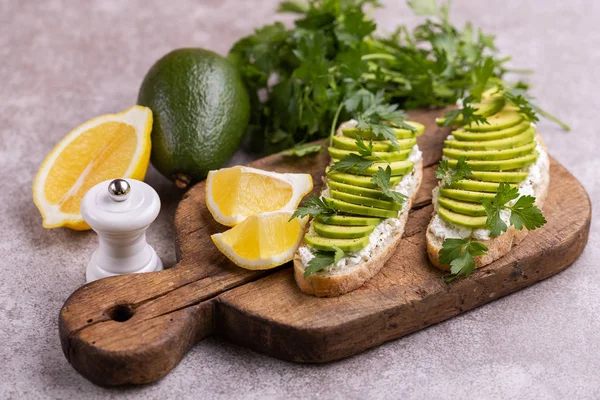 Avokado Rostat Bröd Corn Bread Med Persilja Färskost Med Salt — Stockfoto