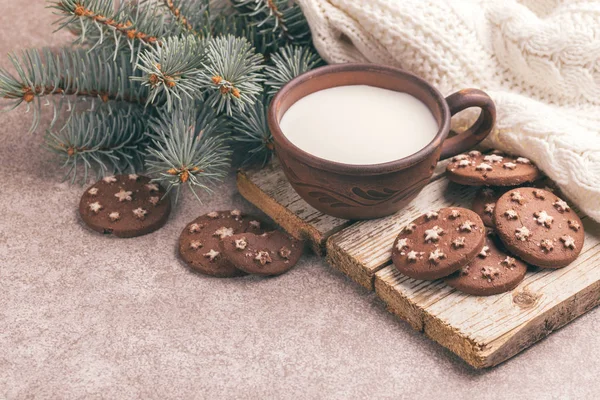 Шоколадное Печенье Глиняной Чашкой Молока Старой Деревянной Доске Серый Фон — стоковое фото