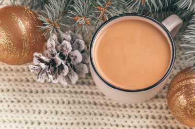 Beyaz fincan sıcak kakao ve koniler ve sarı Noel topları ile Noel ağacı. Ekose arka plan ördü. Üstten görünüm. Yakın çekim