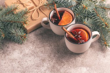 Noel ağacı ile küçük bir vintage bardak mulled şarap sıcak ve mevcut. Noel veya içki ısınma kış. Yatay görünüm. Kopya alanı