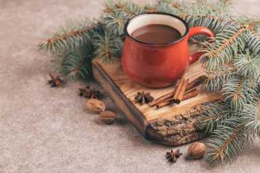 Parlak kırmızı bir fincan sıcak kakao ile Noel dekorasyonları ahşap kesme tahtası üzerinde. Yatay görünüm. Kopya alanı