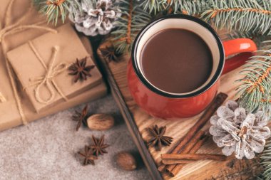 Parlak kırmızı bir fincan sıcak kakao ile Noel dekorasyonları ahşap kesme tahtası üzerinde. Üstten görünüm. Kopya alanı